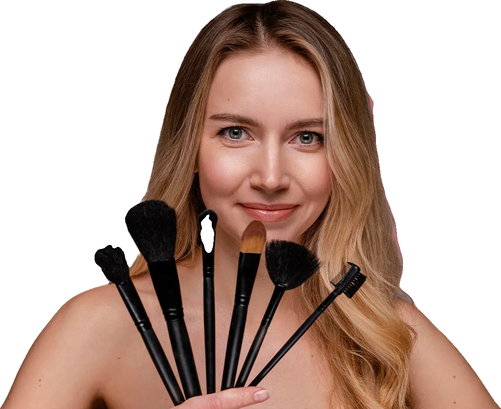 Žena drži set četkica za šminkanje
